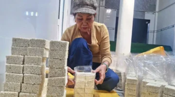 نكهة فيتنامية.. مقرمشات الأرز من تان ثو تزين احتفالات عيد تيت التقليدي